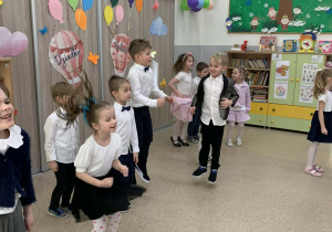 Dzieci podczas uroczystości z Okazji Dnia Babci i Dziadka