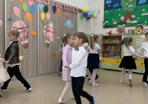 Dzieci w parach tańczą walca