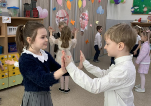 Dzieci w parach tańczą walca