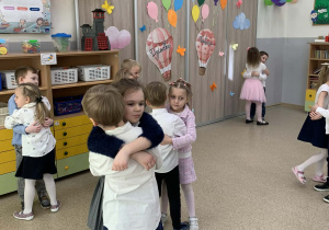 Dzieci przytulają się