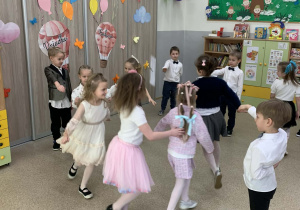 Dzieci podczas występów z okazji Dnia Babci i Dziadka