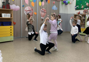 Dzieci w parach tańczą walca