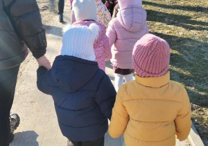 Przedszkolaki na spacerze