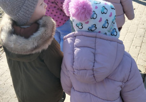 Przedszkolaki na spacerze