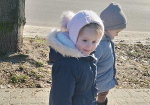 Dziewczynka i chłopiec na spacerze