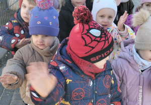 Przedszkolaki na spacerze