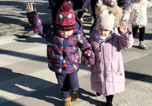 wPoszukiwacze uczą się prawidłowego przechodzenia przez jezdnięp