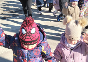 wPoszukiwacze uczą się prawidłowego przechodzenia przez jezdnięp