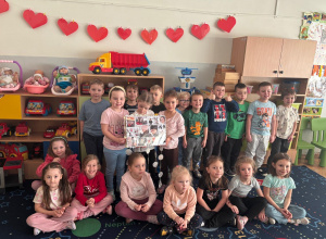 Dzieci z grupy Myśliciele prezentują pracę konkursową