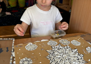 Dziewczynka przygotowuje pracę plastyczną