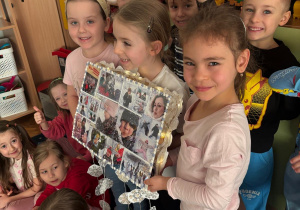 Dziewczynki trzymają gotową pracę konkursową