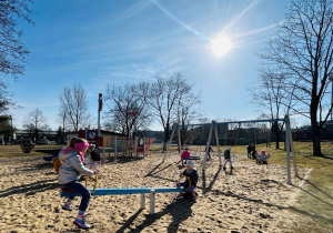 Starszaki na placu zabaw