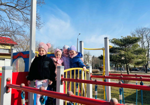 Dzieci na placu zabaw