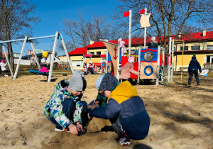 Dzieci na placu zabaw