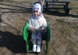 Dziewczynka bawi się na świeżym powietrzu