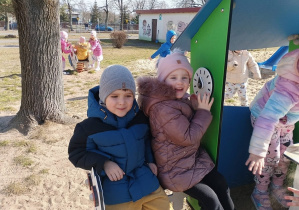 Dzieci na placu zabaw