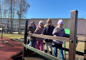 Dzieci na placu zabaw