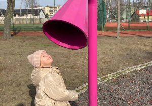 Dziewczynka bawi się na świeżym powietrzu