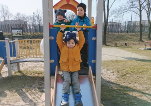 Chłopiec zjeżdża na zjeżdżalni