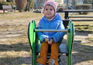 Dziewczynka bawi się na świeżym powietrzu