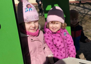 Dzieci na placu zabaw