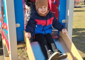 Chłopiec zjeżdża na zjeżdżalni