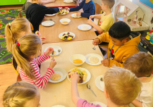 Dzieci komponują składniki