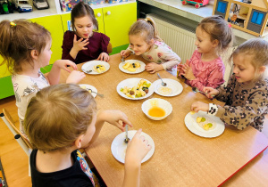 Dzieci robią zdrowy deser