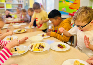 Dzieci robią zdrowy deser