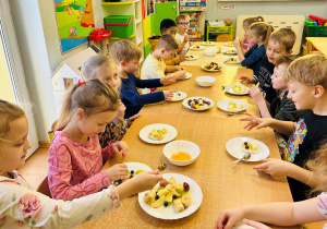 Dzieci robią zdrowy deser