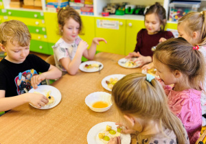 Dzieci komponują składniki