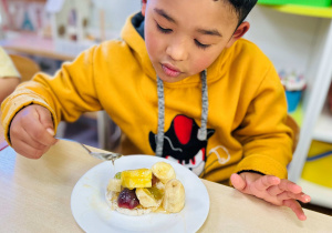 Dzieci komponują składniki