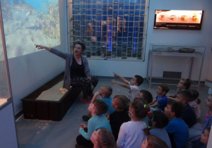 Dzieci słuchają historii muzeum