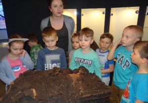Dzieci słuchają jak wydobywa się węgiel