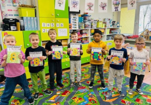 Chłopcy z wykonaną pracą