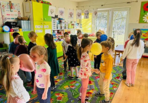 Dzieci podczas zabaw z balonami