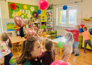 Dzieci podczas zabaw z balonami