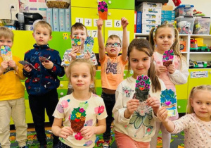 Dzieci z wykonanymi pracami