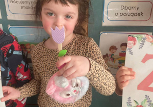 Dziewczynka z prezentem na dzień kobiet