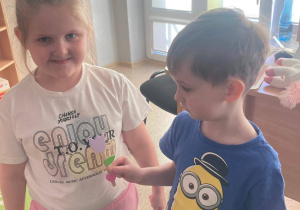 Chłopiec wręcza dziewczynce prezent