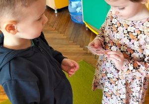 Chłopiec wręcza dziewczynce prezent