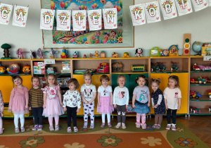 Dziewczynki z grupy Poszukiwacze pozują do zdjęcia