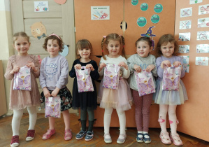 Dziewczynki z grupy Odkrywcy z prezentami