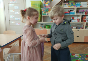 Chłopiec wręcza dziewczynce prezent