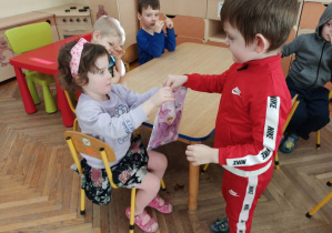 Chłopiec wręcza dziewczynce prezent