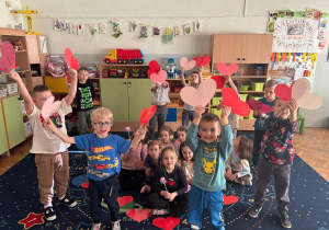 Dzieci podczas zabaw z serduszkami z okazji dnia kobiet