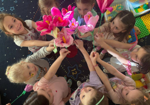 Dzieci z grupy Myśliciele z kwiatem