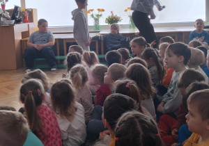 Słoń odwiedza dzieci