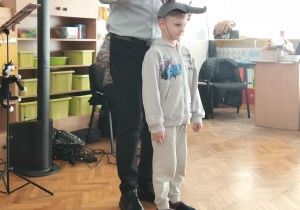 Chłopiec przebrany za słonia z panem Maćkiem