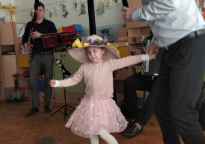 Dziewczynka - Wiosna tańczy